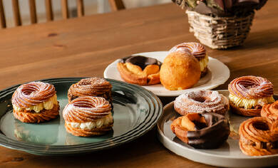 食卓に並べられた多くの種類のドーナツ