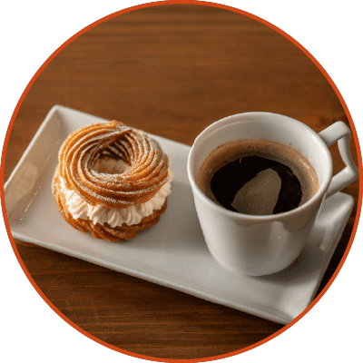 大きなお皿の上に並べられたドーナツを手に取る様子